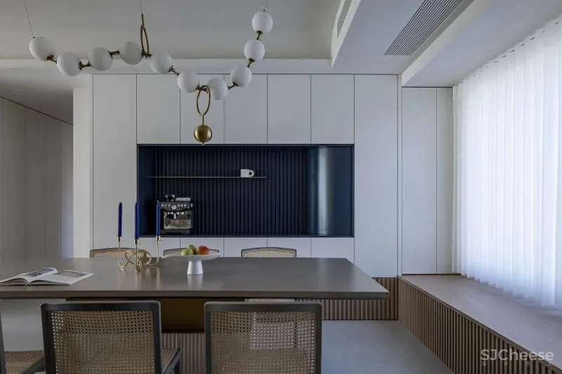 黄铜、石材、藤编，温暖自然的大平层设计丨木桃盒子