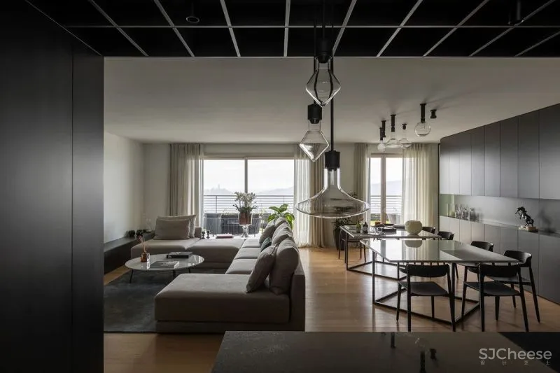 全屋使用黑白装饰,只为了不干扰窗外的景色