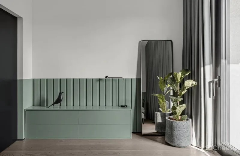 一间75平米的水泥灰公寓，利用色彩的装饰，拥有时髦与平衡感