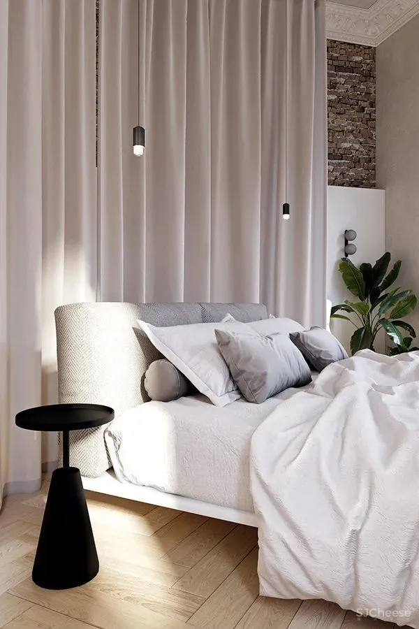 三个拱形门通往三个天地,一张双人床斜放在客厅!