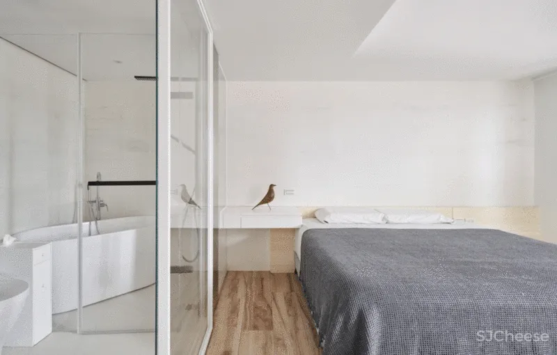 她买下低层高90㎡老房,74w造出极致纯净白色家,独自和收养的狗狗同住!