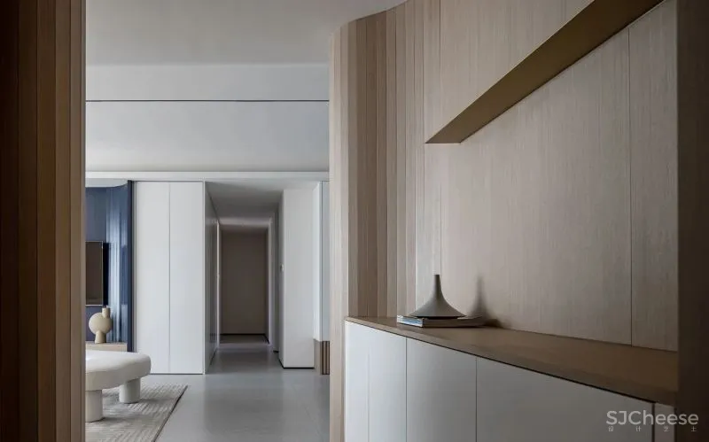 黄铜、石材、藤编，温暖自然的大平层设计丨木桃盒子