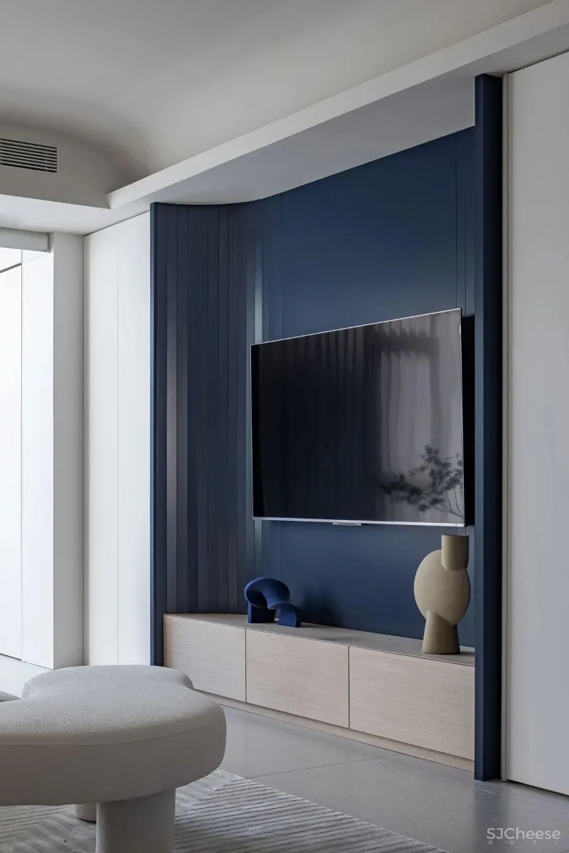 黄铜、石材、藤编，温暖自然的大平层设计丨木桃盒子