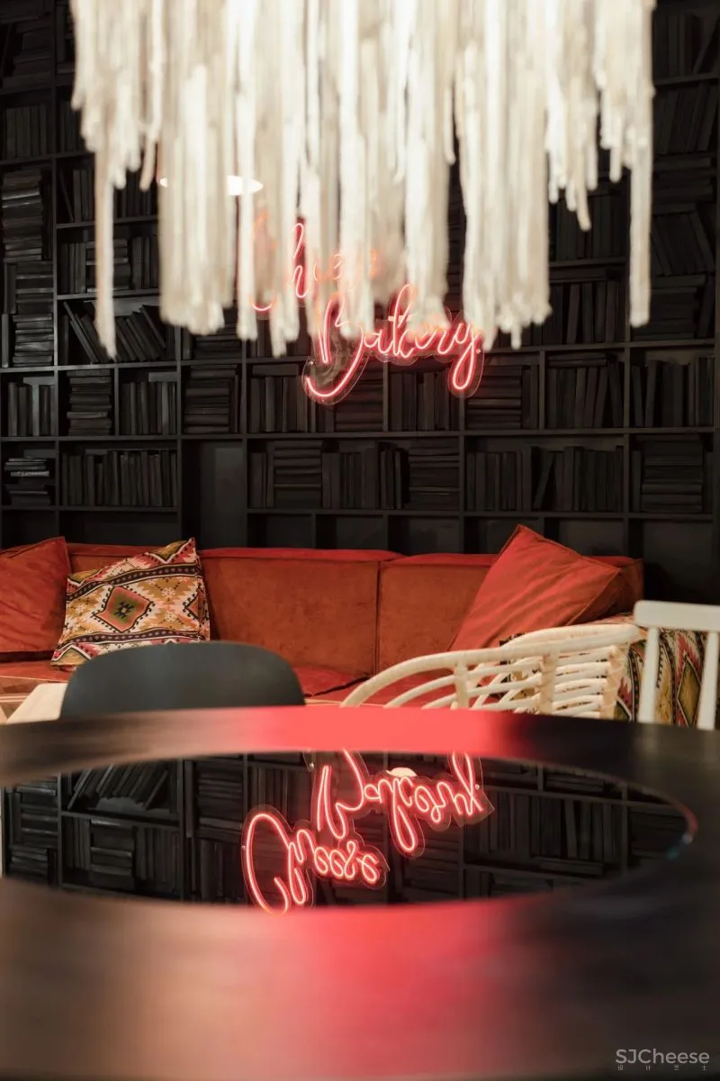 IRA LYSIUK 90㎡咖啡厅设计,现代与历史的交织