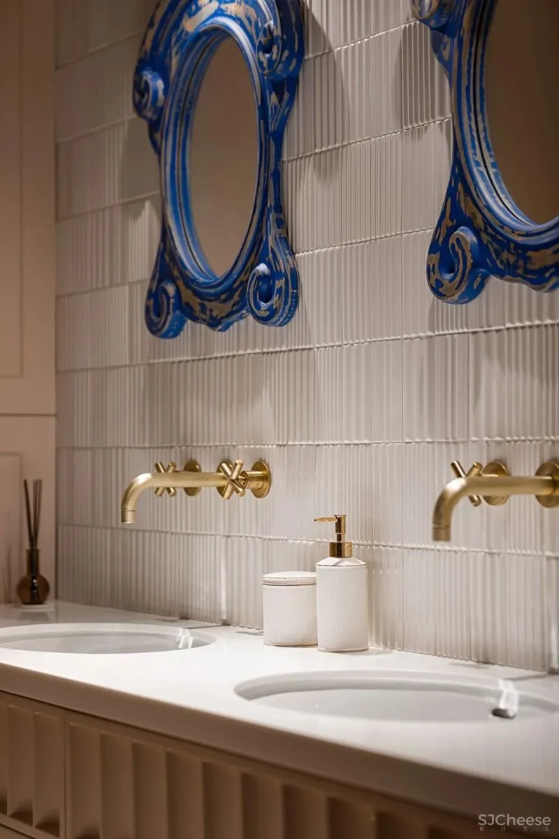 大户型下的浓郁枫叶红,留存满室的明朗光泽!