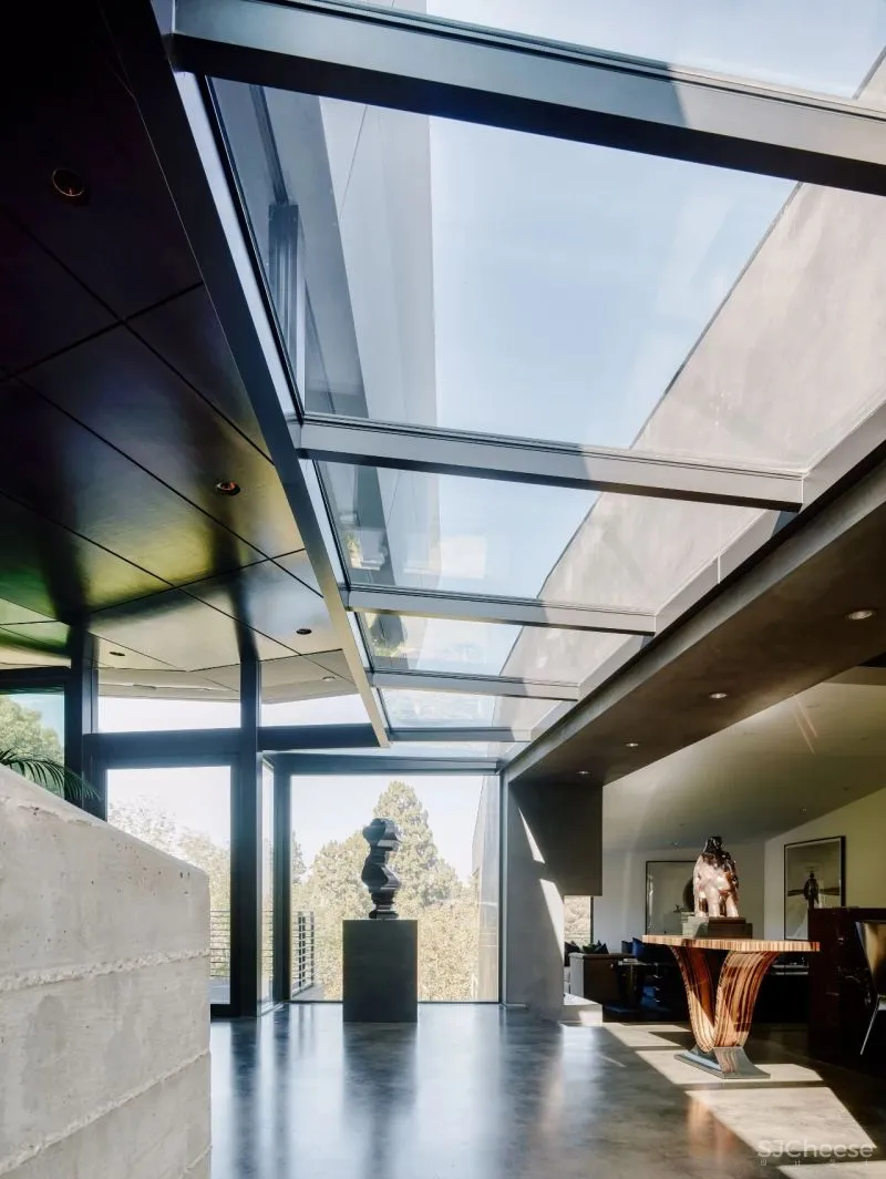 隐藏在草坪下的三层豪宅，用混凝土、钢材、木材打造前卫之所！