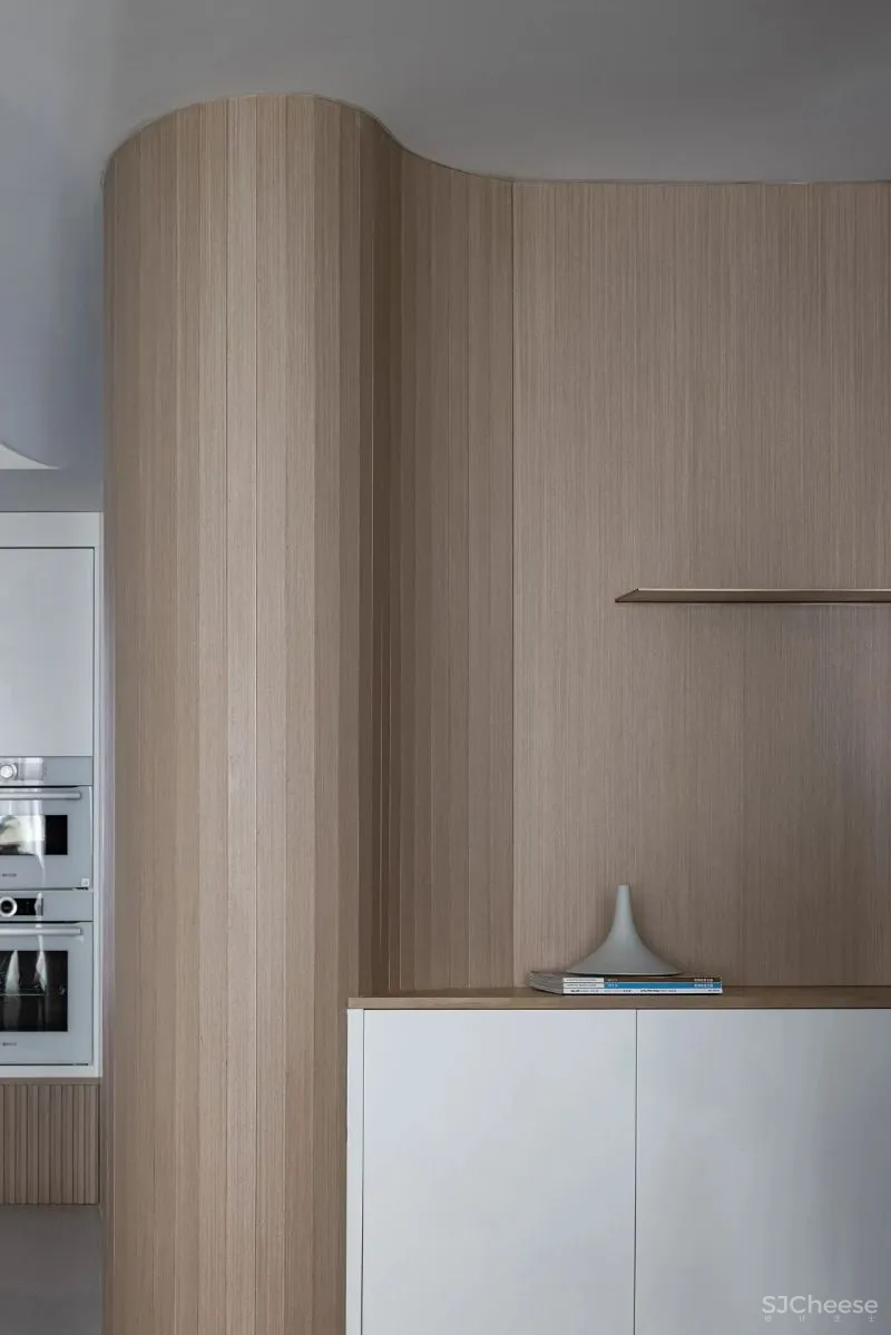 黄铜、石材、藤编，温暖自然的大平层设计丨木桃盒子