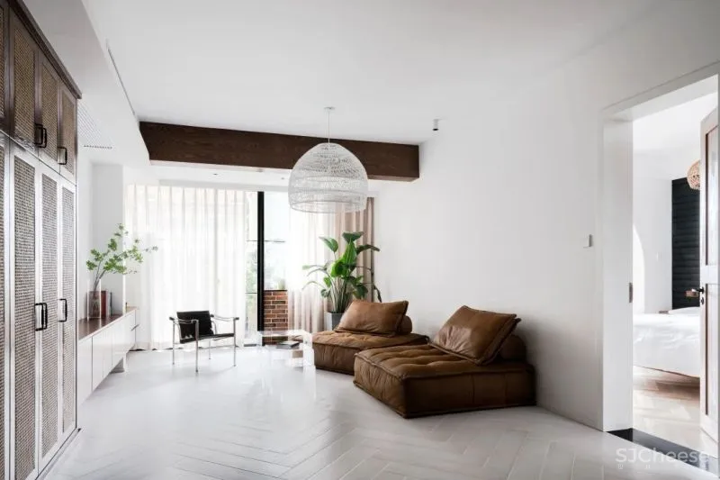 在武汉造一所“北欧度假屋”:白墙、老木头、皮革,150㎡住一家三口,敞亮又温暖!