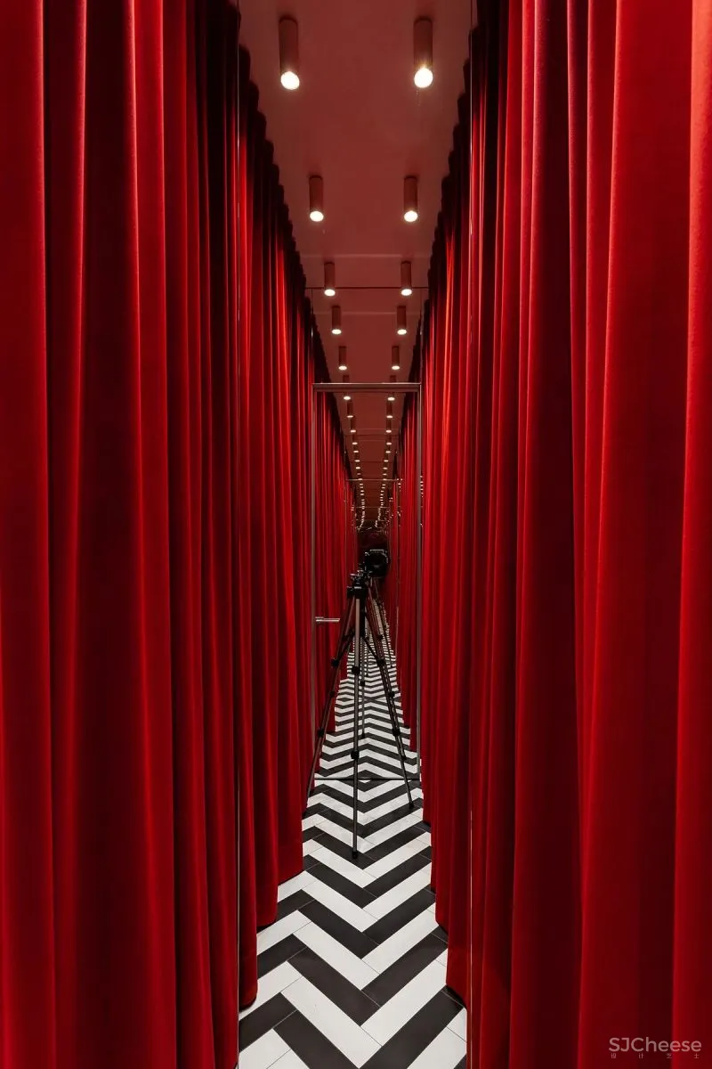 这个看似素雅平淡空间,其实隐藏了一颗躁动不安的心