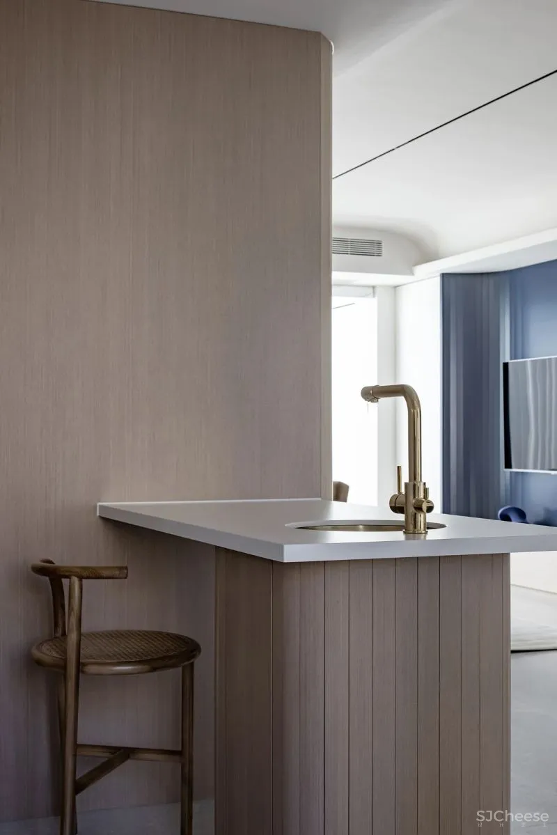 黄铜、石材、藤编，温暖自然的大平层设计丨木桃盒子