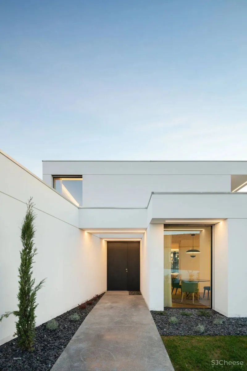 葡萄牙白色极简别墅劳利诺·席尔瓦(Raulino Silva)