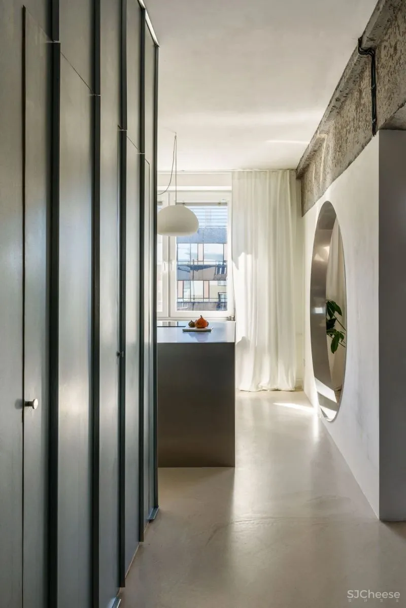 70平米的老旧住宅大翻身,加入了不锈钢、圆形洞等多种有趣的元素!