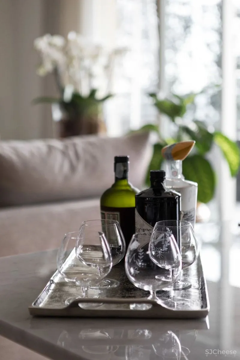 全屋使用黑白装饰,只为了不干扰窗外的景色