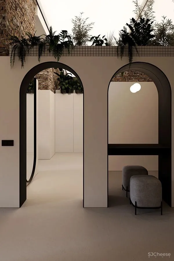 三个拱形门通往三个天地,一张双人床斜放在客厅!