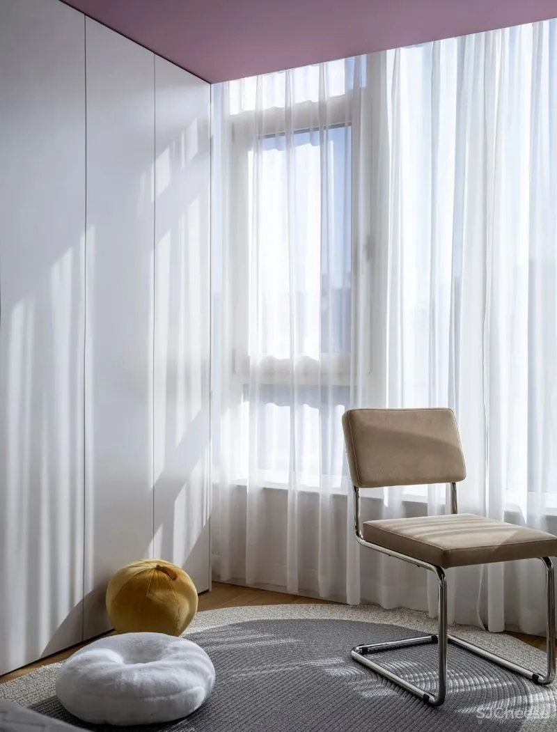 黄铜、石材、藤编，温暖自然的大平层设计丨木桃盒子