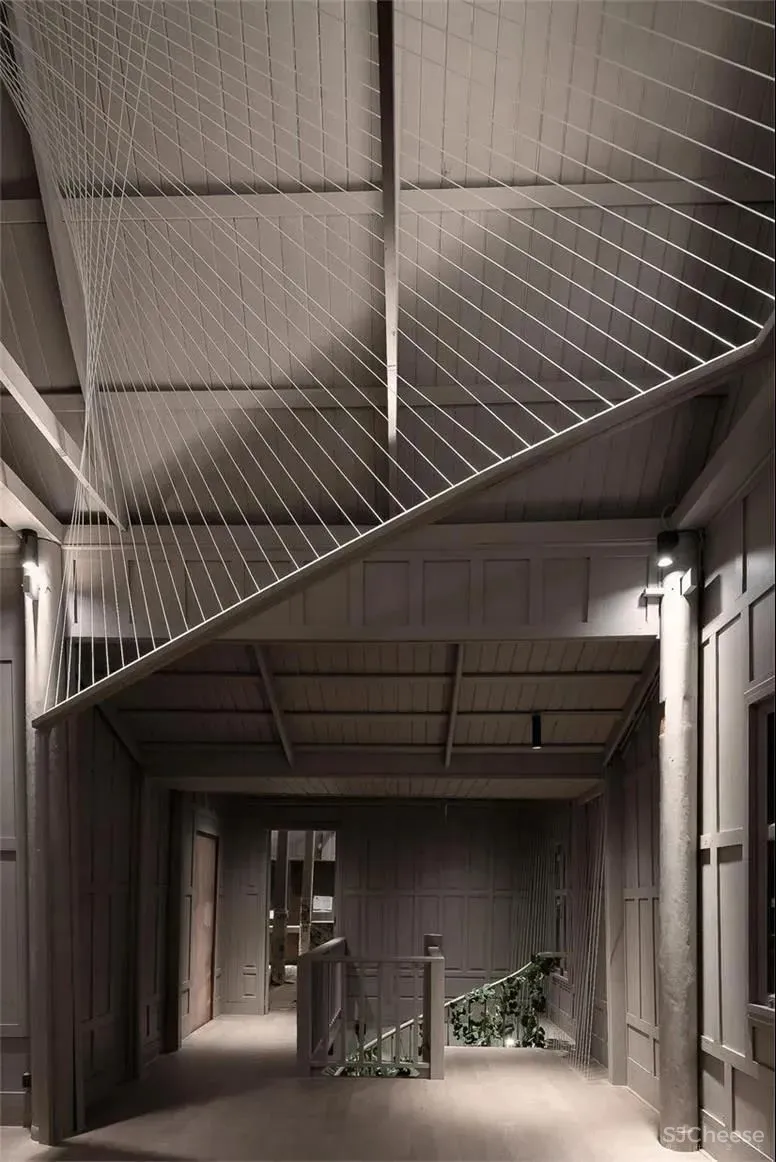 充满悠久历史的房子被现代的手法重新装点