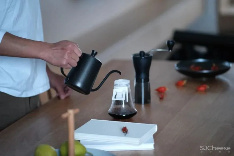 低明度灰 木色,简单纯粹的生活方式| 境屿空间研究室