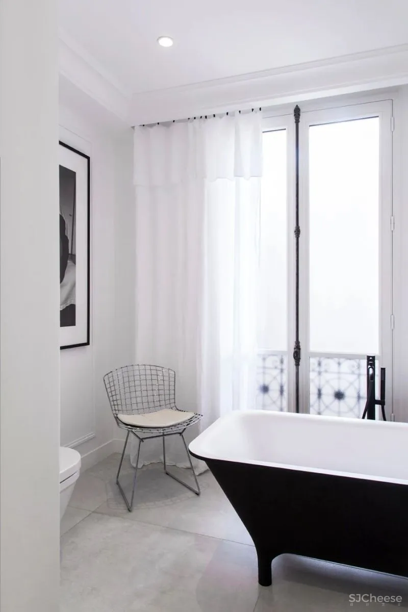 鲜明色彩对比,演绎全新法式空间