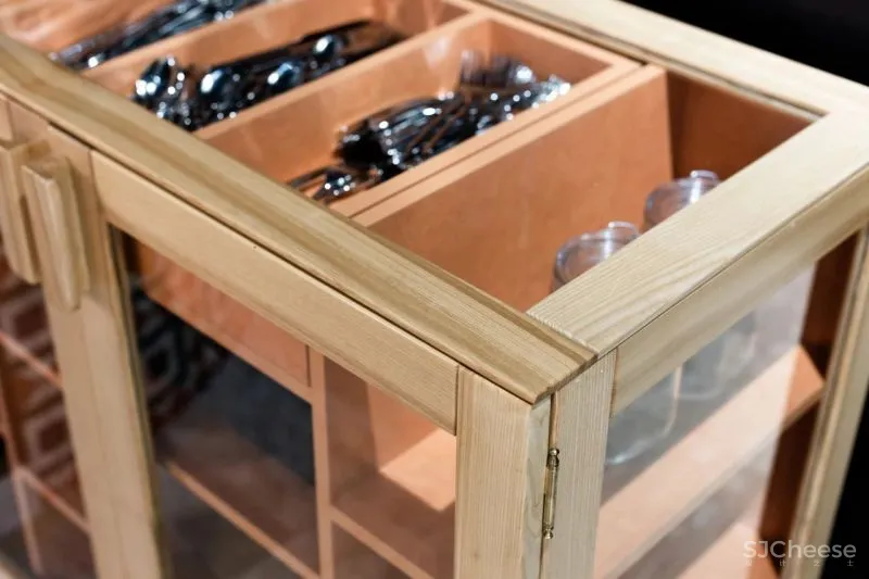 IRA LYSIUK 90㎡咖啡厅设计,现代与历史的交织