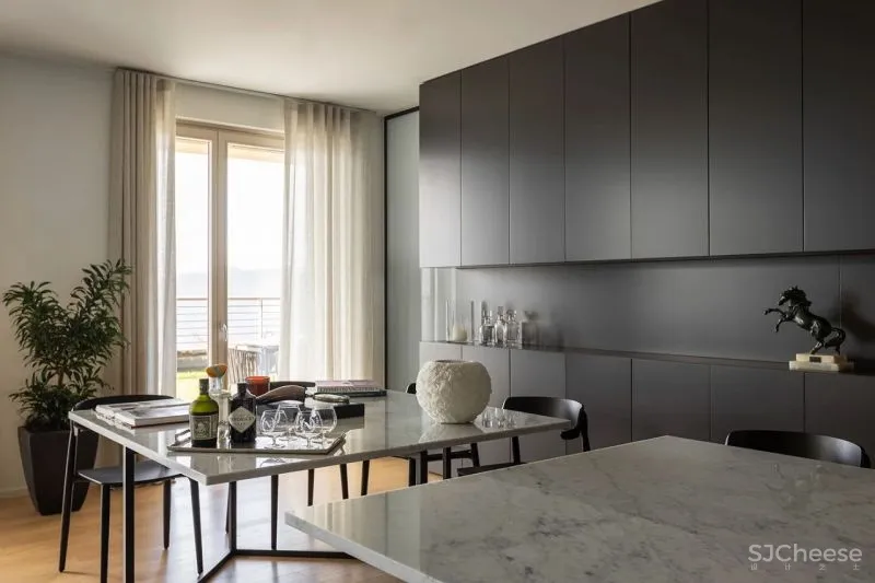 全屋使用黑白装饰,只为了不干扰窗外的景色