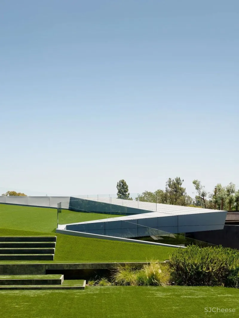 隐藏在草坪下的三层豪宅，用混凝土、钢材、木材打造前卫之所！