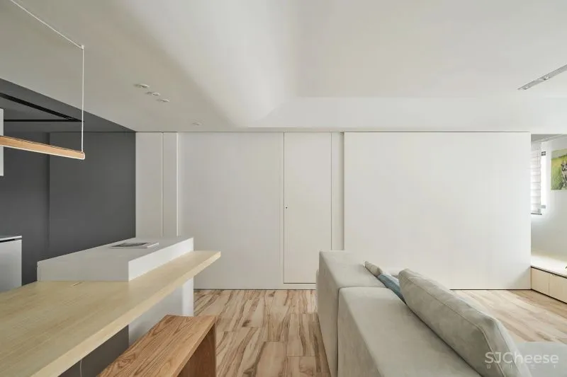 她买下低层高90㎡老房,74w造出极致纯净白色家,独自和收养的狗狗同住!