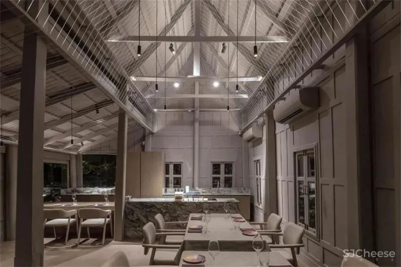 充满悠久历史的房子被现代的手法重新装点