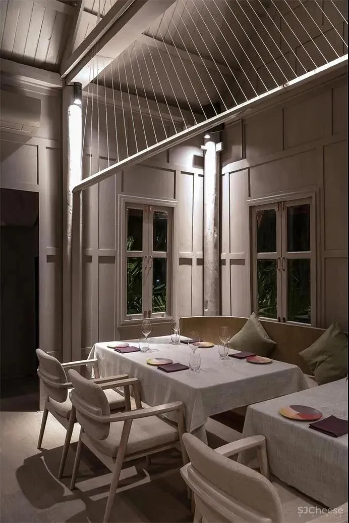 充满悠久历史的房子被现代的手法重新装点