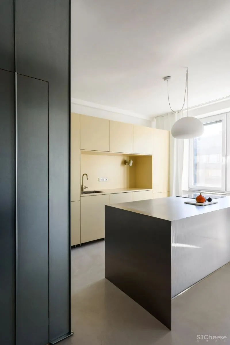 70平米的老旧住宅大翻身,加入了不锈钢、圆形洞等多种有趣的元素!