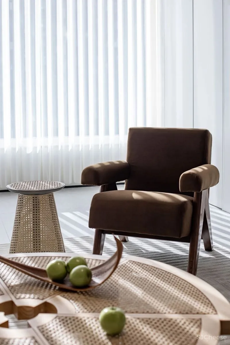 黄铜、石材、藤编，温暖自然的大平层设计丨木桃盒子