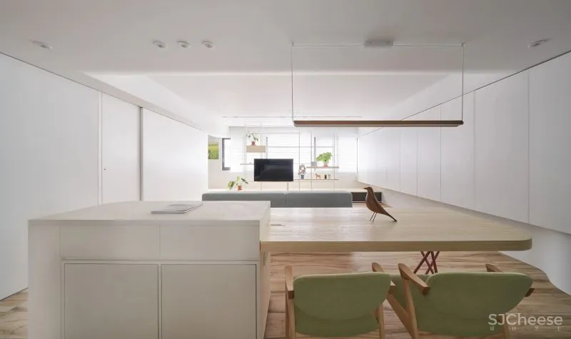 她买下低层高90㎡老房,74w造出极致纯净白色家,独自和收养的狗狗同住!