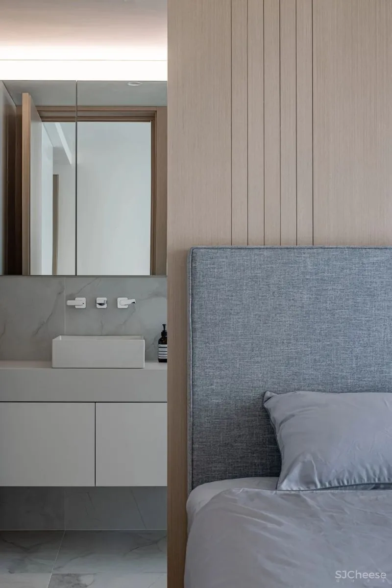 黄铜、石材、藤编，温暖自然的大平层设计丨木桃盒子