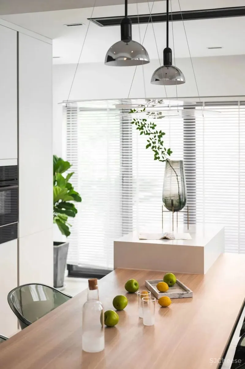 隔出玄关，打开客餐厅，环绕落地窗让家充满阳光 王中玮