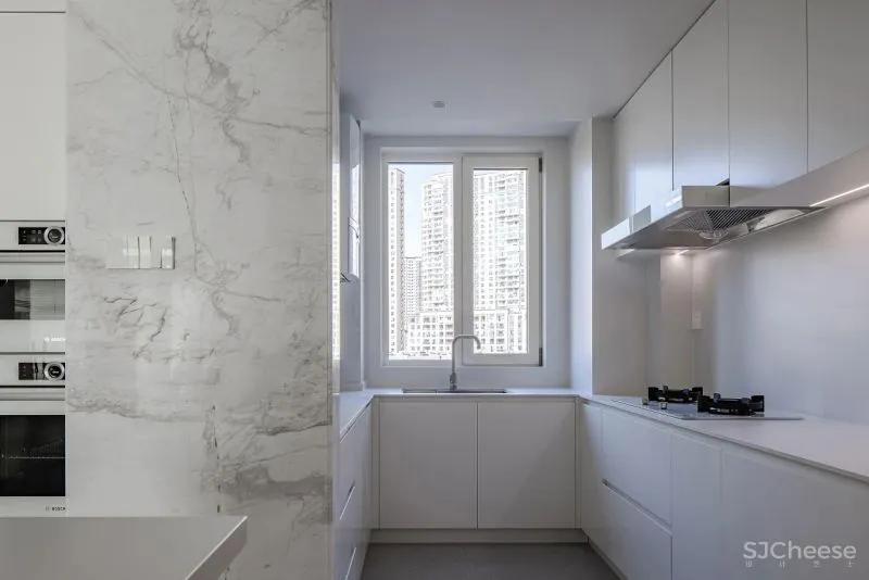 黄铜、石材、藤编，温暖自然的大平层设计丨木桃盒子