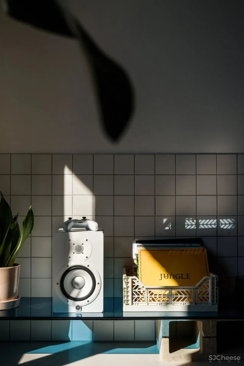 70平米的老旧住宅大翻身,加入了不锈钢、圆形洞等多种有趣的元素!