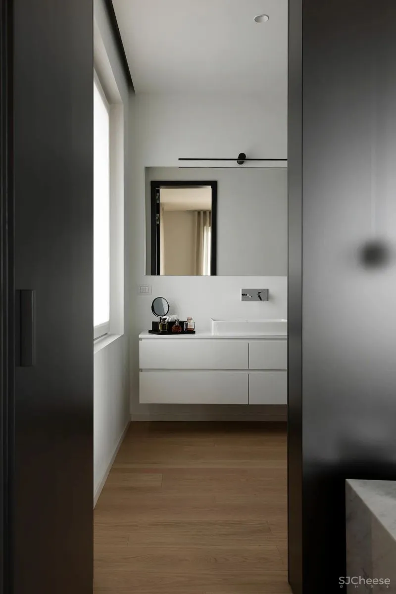 全屋使用黑白装饰,只为了不干扰窗外的景色