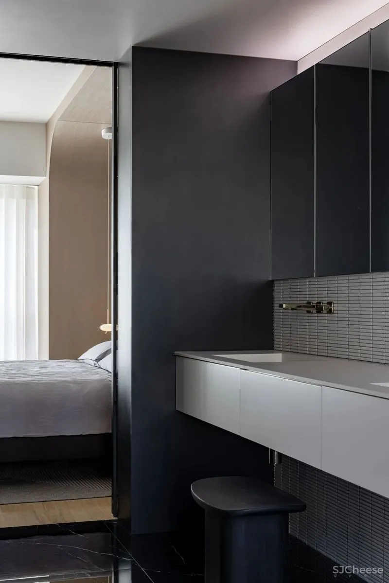 黄铜、石材、藤编，温暖自然的大平层设计丨木桃盒子