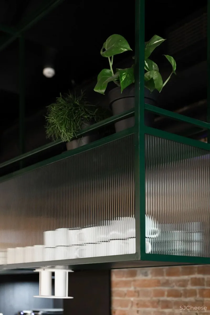 IRA LYSIUK 90㎡咖啡厅设计,现代与历史的交织