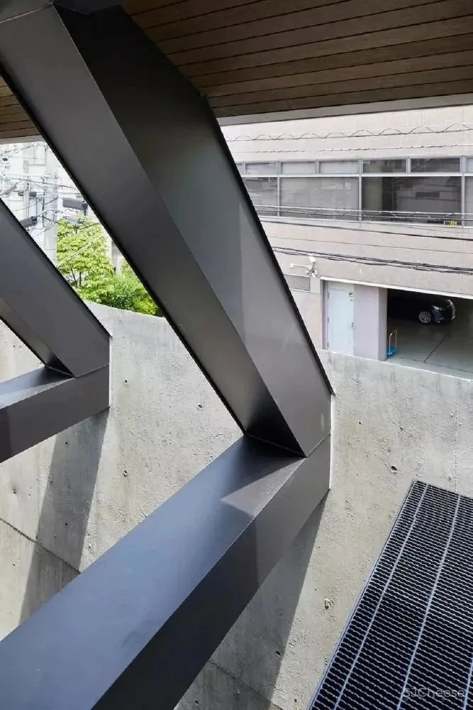 外观像碉堡,东京三轩茶屋,别有洞天的光影混凝土住宅