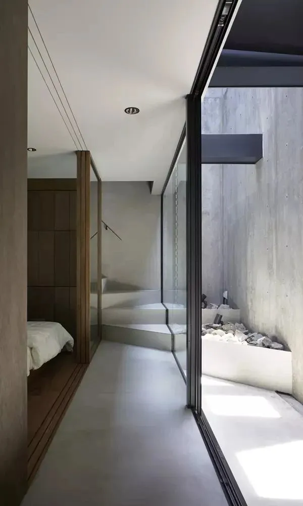 外观像碉堡,东京三轩茶屋,别有洞天的光影混凝土住宅