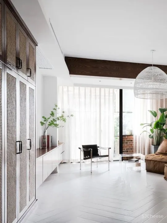 在武汉造一所“北欧度假屋”:白墙、老木头、皮革,150㎡住一家三口,敞亮又温暖!