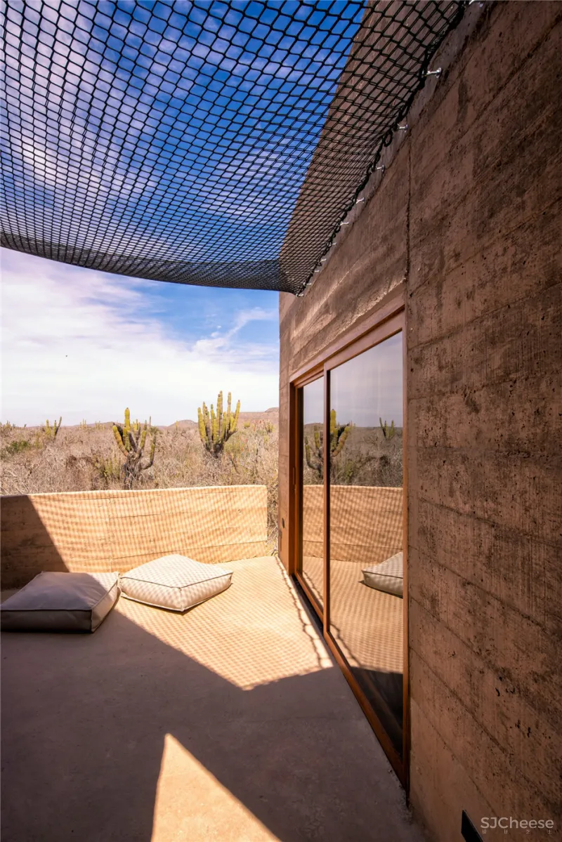 混凝土打造的侘寂野奢民宿,越「简陋」越高级