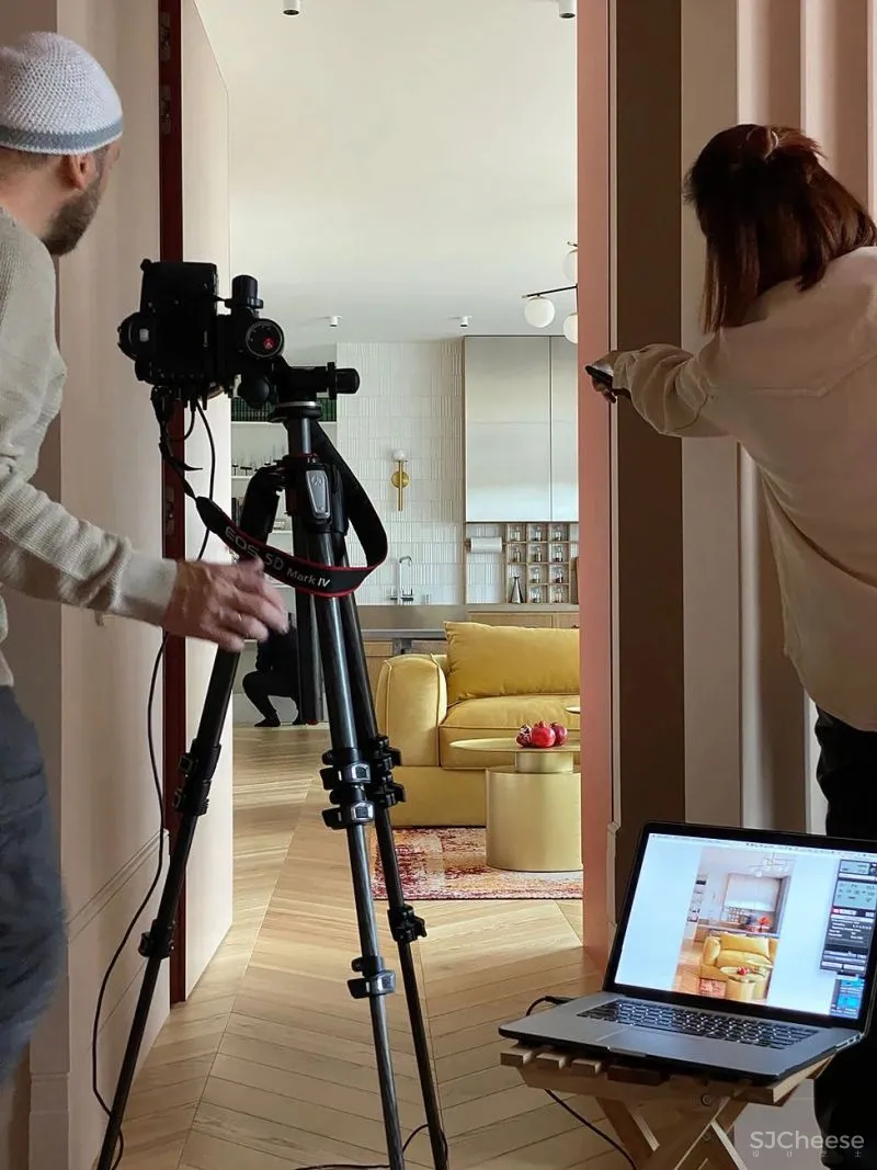 大户型下的浓郁枫叶红,留存满室的明朗光泽!