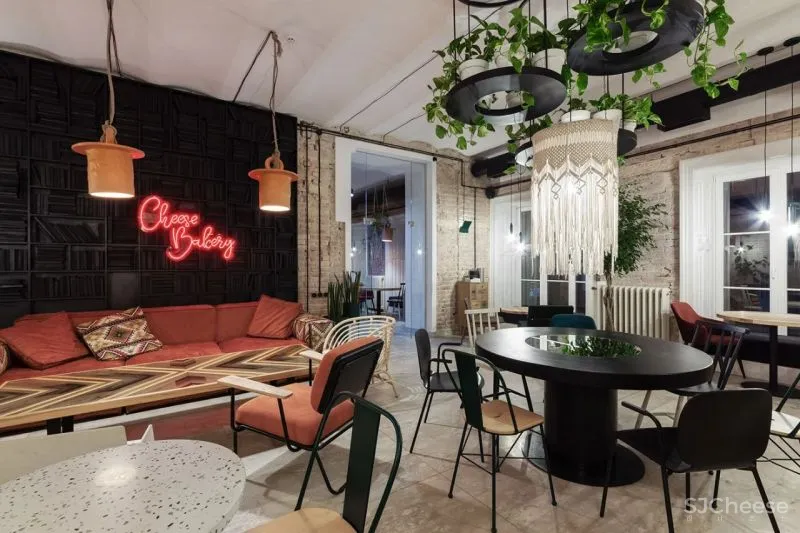 IRA LYSIUK 90㎡咖啡厅设计,现代与历史的交织