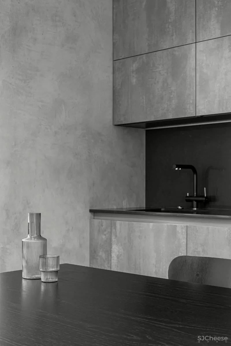 一间75平米的水泥灰公寓，利用色彩的装饰，拥有时髦与平衡感