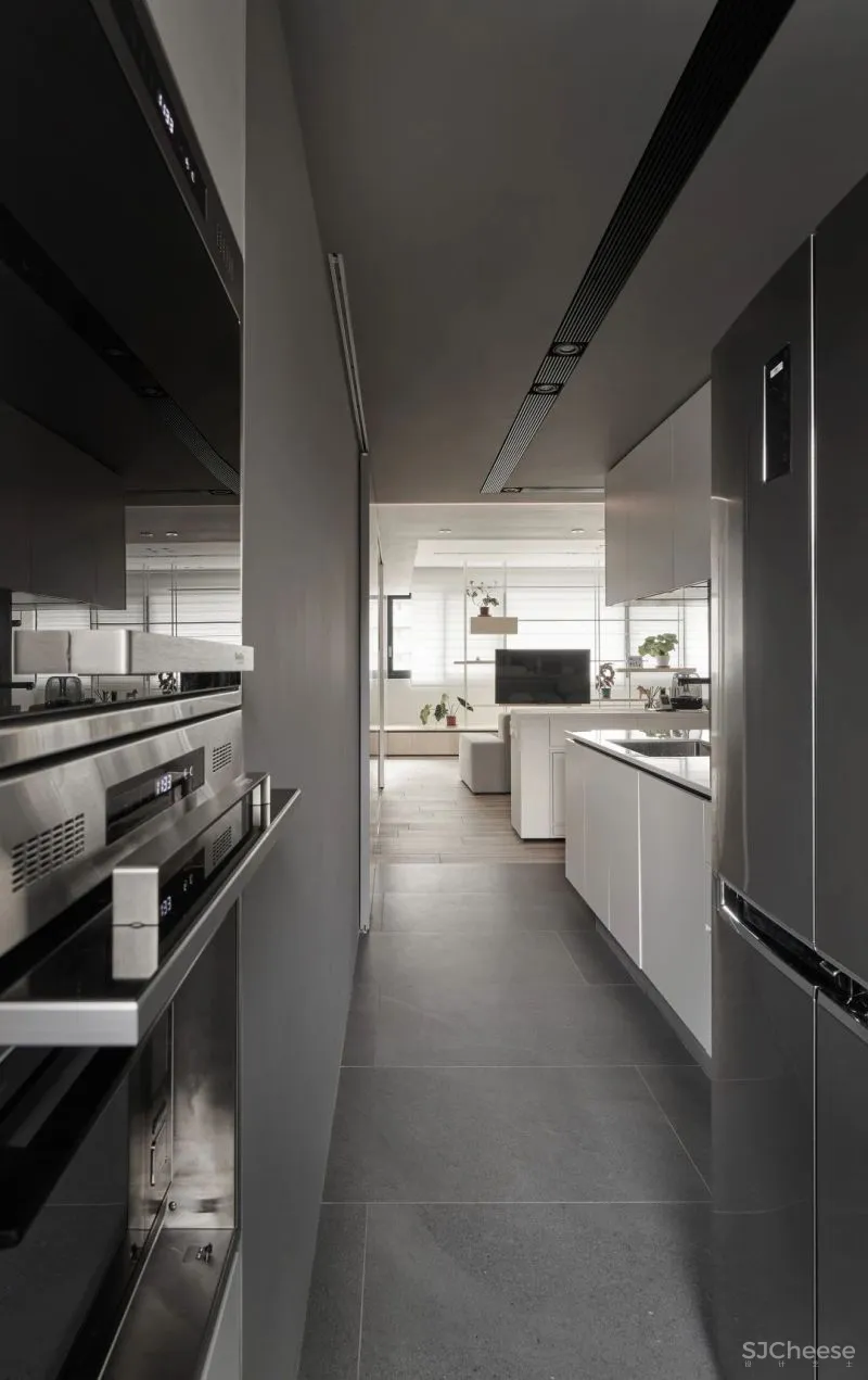 她买下低层高90㎡老房,74w造出极致纯净白色家,独自和收养的狗狗同住!