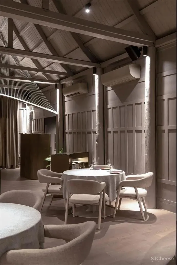 充满悠久历史的房子被现代的手法重新装点