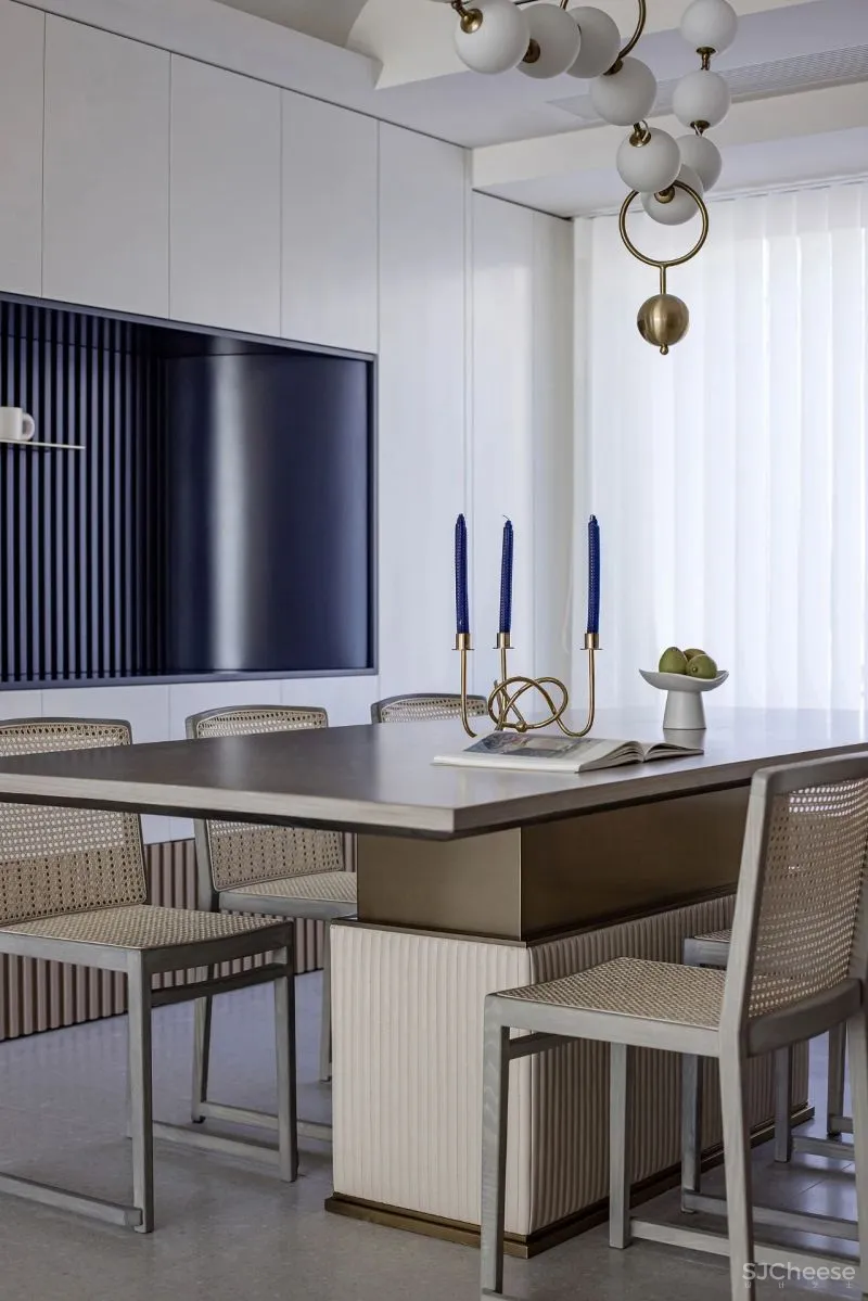 黄铜、石材、藤编，温暖自然的大平层设计丨木桃盒子