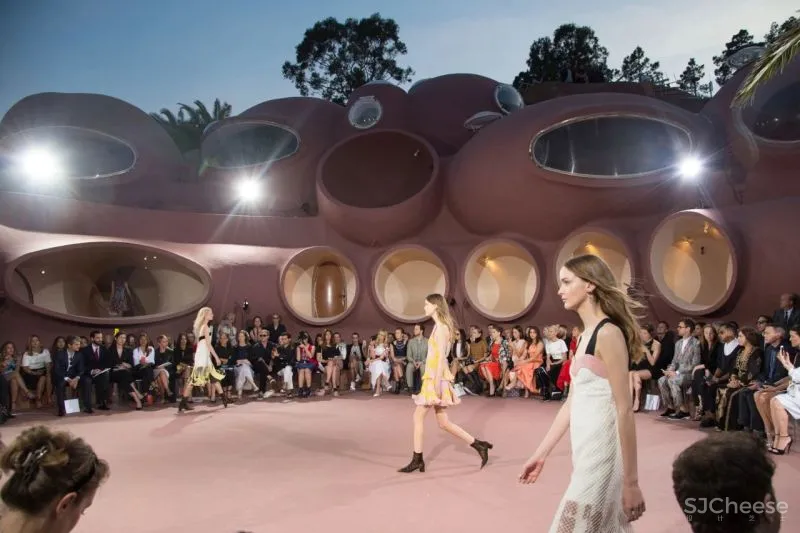 设计太超前?皮尔卡丹售价30亿的泡泡屋,卖了6年无人问津