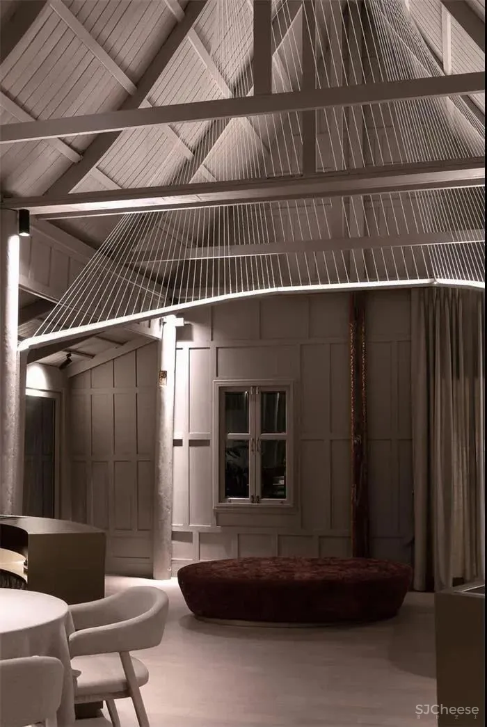 充满悠久历史的房子被现代的手法重新装点